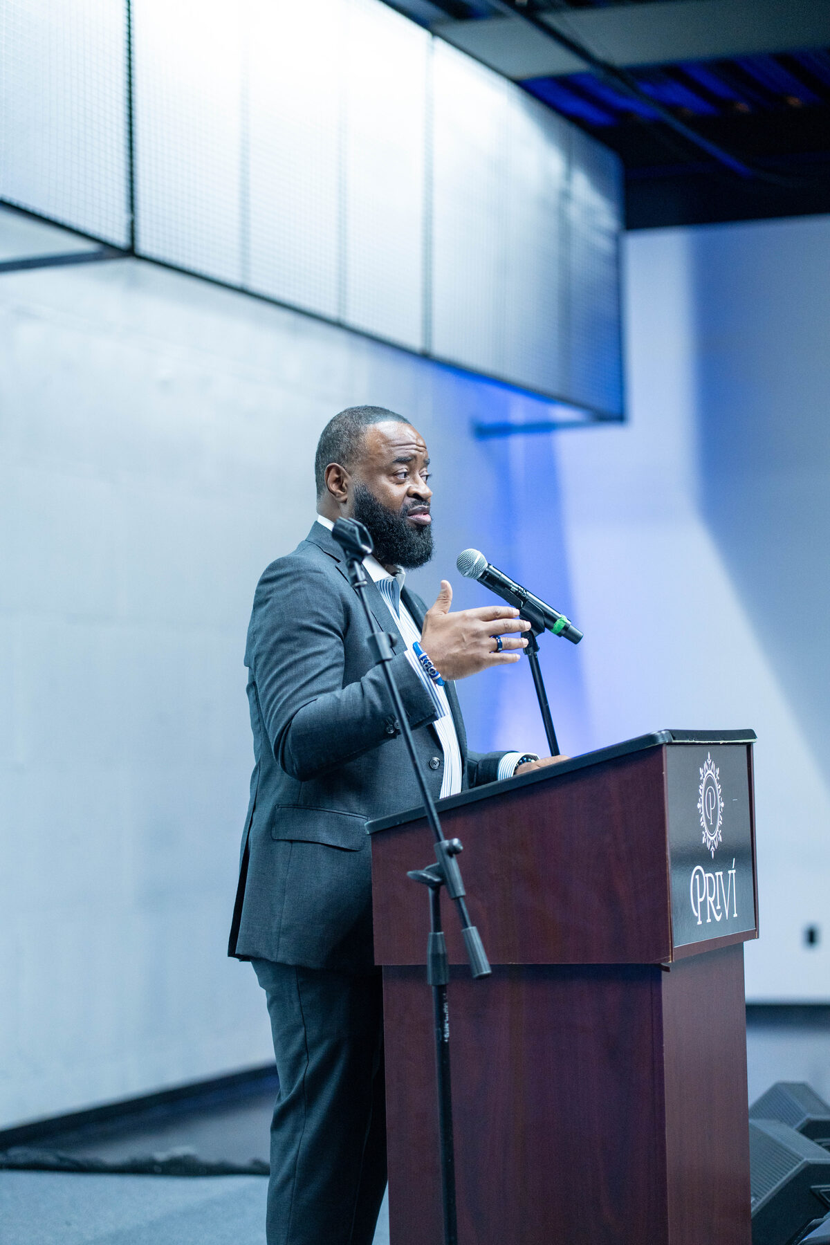 Vaughn Irons speaks at Priví Stonecrest